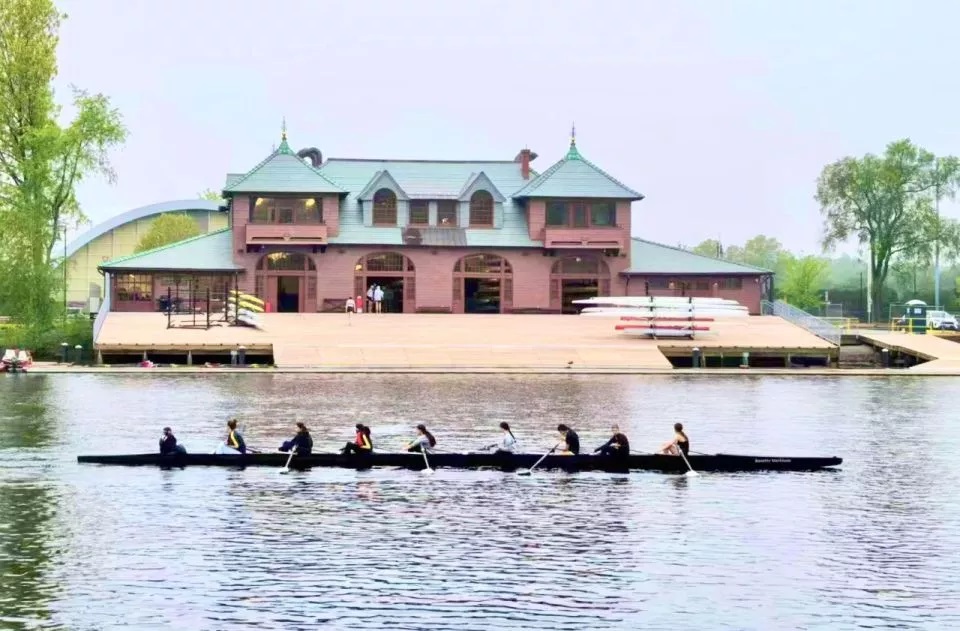在查尔斯河上冒雨训练的哈佛大学赛艇队