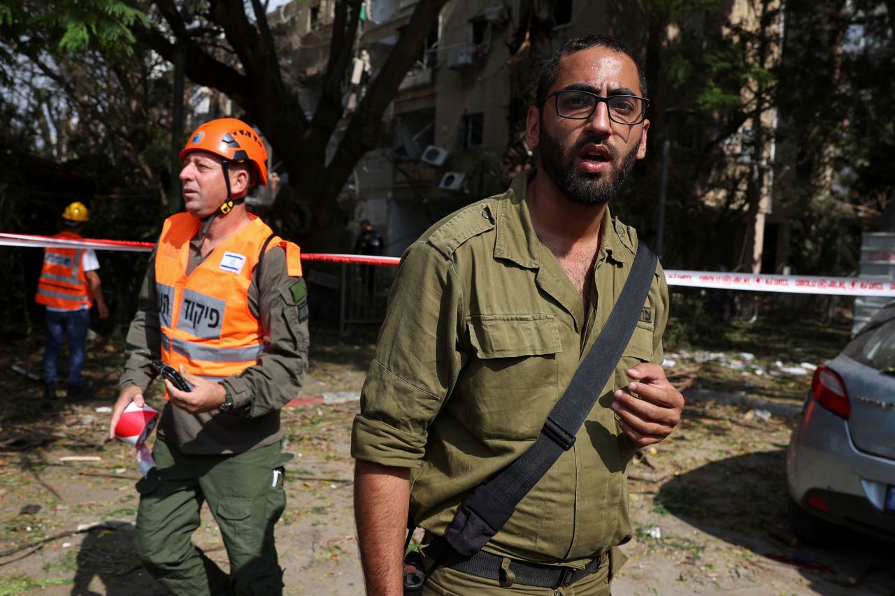 周日，紧急救援人员在以色列特拉维夫伊朗导弹袭击现场工作